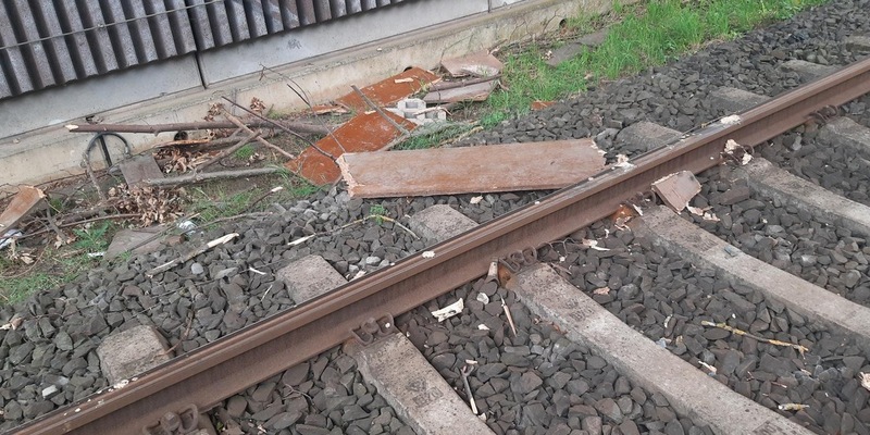 BPOL NRW: Schrank und Campingstuhl auf Gleise gelegt: Bundespolizei sucht Zeugen - Foto: presseportal.de