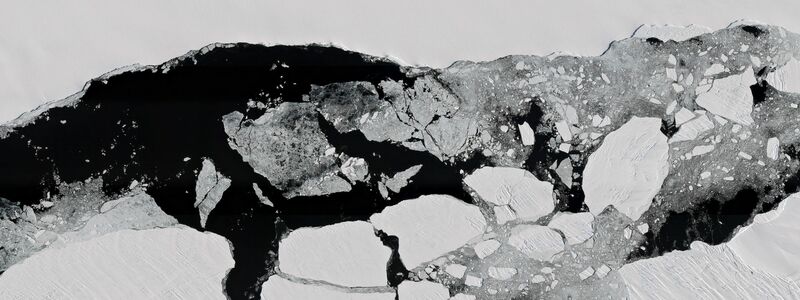 Der Abbruch des Eisbergs «Chasm-1» vom Brunt-Schelfeis in der Antarktis (Handout eines Satellitenbildes vom  26.01.2023). - Foto: Planet Labs PBC/Planet Labs PBC/dpa