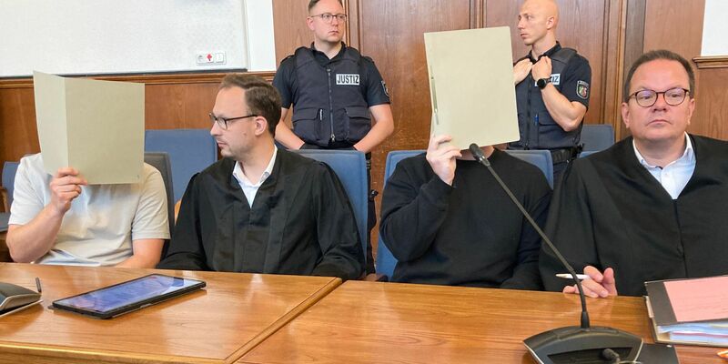 Die angeklagten Polizeibeamten und ihre Verteidiger im Landgericht Dortmund. - Foto: Carsten Linnhoff/dpa