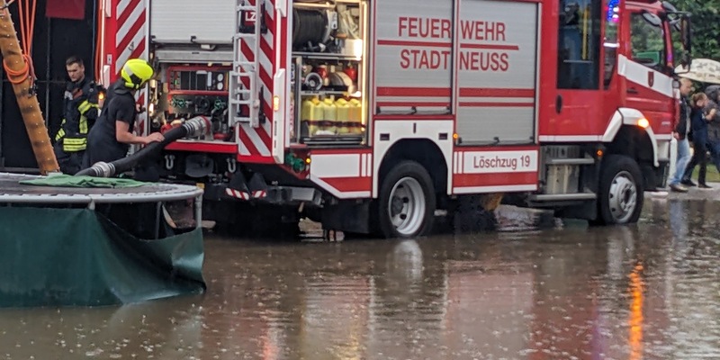 FW-NE: Schützenhilfe fürs Schützenfest | Feuerwehr beseitigt Überschwemmung auf dem Kirmesplatz nach Starkregen - Foto: presseportal.de