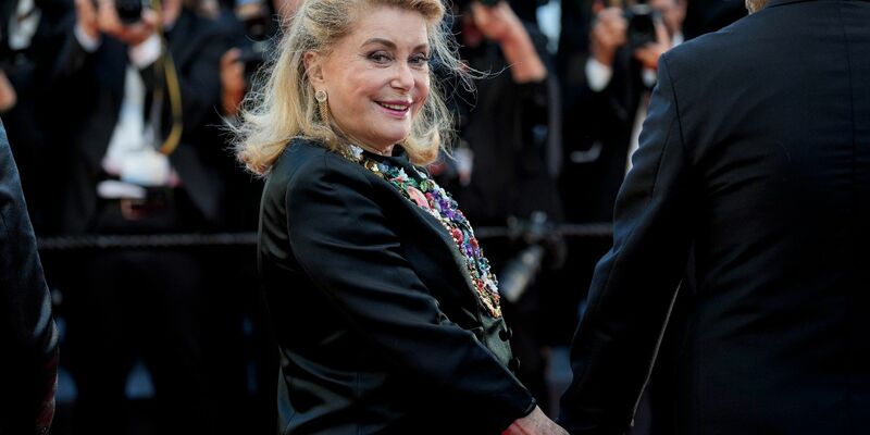 Catherine Deneuve bei der Premiere des Films Marcello Mio in Cannes. - Foto: Andreea Alexandru/Invision/AP