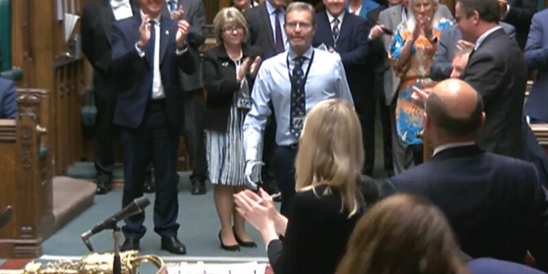 Der konservative Abgeordente Craig Mackinlay (m.) wird bei seiner Rückkehr von den Mitgliedern des Parlaments beklatscht. - Foto: House Of Commons/Uk Parliament/PA Wire/dpa