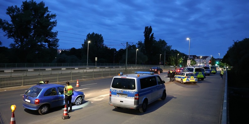 POL-H: Ricklingen/Stöcken: Polizei Hannover ahndet zahlreiche Verkehrsverstöße bei Großkontrollen - Foto: presseportal.de