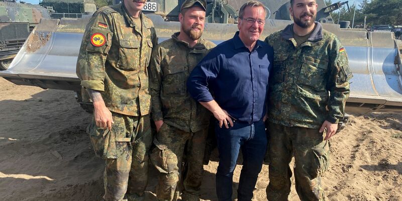 Bundesverteidigungsminister Pistorius mit Soldaten in Litauen. - Foto: Alexander Welscher/dpa