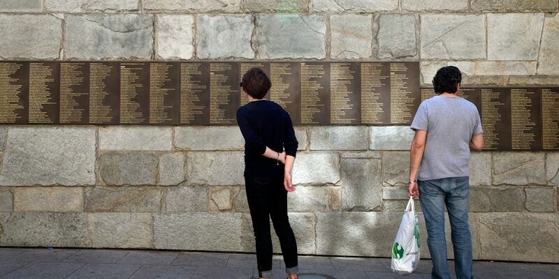 Die Mur des Justes (Mauer der Gerechten) neben der Shoah-Gedenkstätte ist beschmiert worden. - Foto: Etienne Laurent/dpa