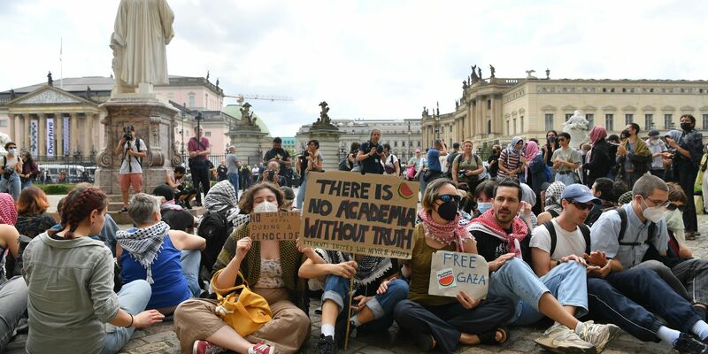 Auf dem Gelände der Humboldt-Universität Berlin gibt es Proteste gegen den Krieg im Gazastreifen. Auch an Universitäten in den USA hatte es zuletzt propalästinensische Demonstrationen gegeben. Archivbild - Foto: Paul Zinken/dpa