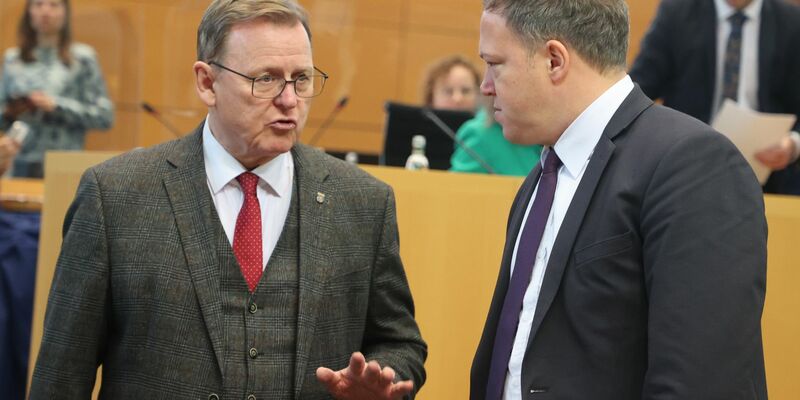 Thüringen Ministerpräsident Bodo Ramelow (l) reicht CDU-Kontrahent Mario Vogt die Hand. - Foto: Bodo Schackow/dpa