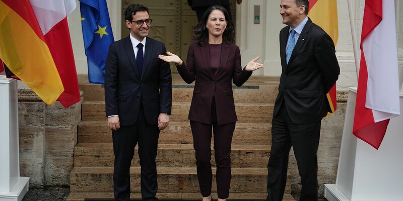 Wollen gegen Desinformation vorgehen: Deutschland Außenministerin Annalena Baerbock mit ihrem französischen Amtskollegen Stéphane Séjourné (l) und Rados?aw Sikorski aus Polen. - Foto: Kay Nietfeld/dpa