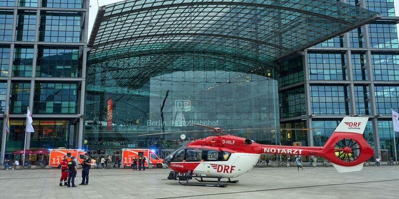 Teile des Berliner Hauptbahnhofs sind nach dem Unglück gesperrt - ein Rettungshubschrauber steht bereit. - Foto: Thomas Frey/dpa
