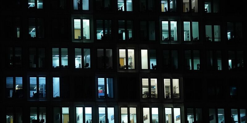 Laut einer Studie sind Büro-Jobs durch KI starken Veränderungen ausgesetzt. - Foto: Marcus Brandt/dpa