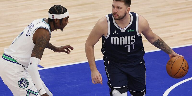 Luka Doncic (r) verbuchte 15 seiner 33 Zähler im Schlussviertel. - Foto: Matt Krohn/AP/dpa