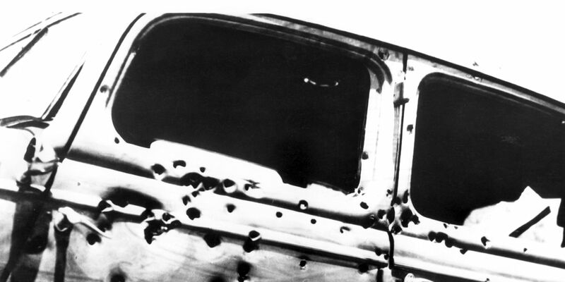 Mit weit über hundert Kugeln durchsiebte die Polizei das Fahrzeug, in dem Bonnie und Clyde starben. - Foto: UPI/dpa