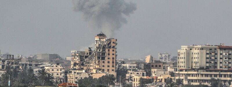 Rauch steigt auf nach einem israelischen Luftangriff in Gaza-Stadt. - Foto: Abed Rahim Khatib/dpa