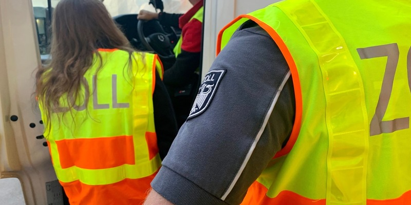 HZA-N: Zoll beteiligte sich an Großkontrolle an der B 8 - Foto: Zoll, presseportal.de