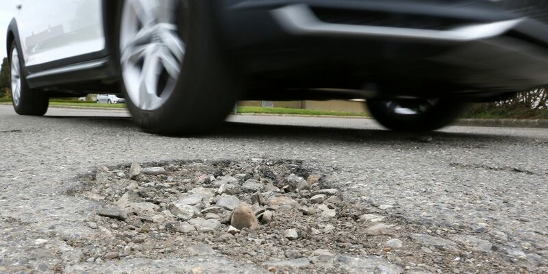 Der Rückstand bei den in den Kommunen notwendigen Investitionen wächst, egal ob es Straßen, Schulen, Sportanlagen oder Verwaltungsgebäude betrifft. - Foto: Thomas Warnack/dpa