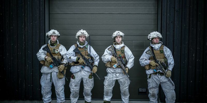 Norwegische Grenzsoldaten an einer Grenzstation. - Foto: Kay Nietfeld/dpa