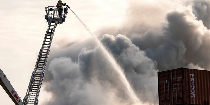 Die Feuerwehr kämpft im Hamburger Hafen gegen das Feuer. - Foto: Daniel Bockwoldt/dpa/Daniel Bockwoldt