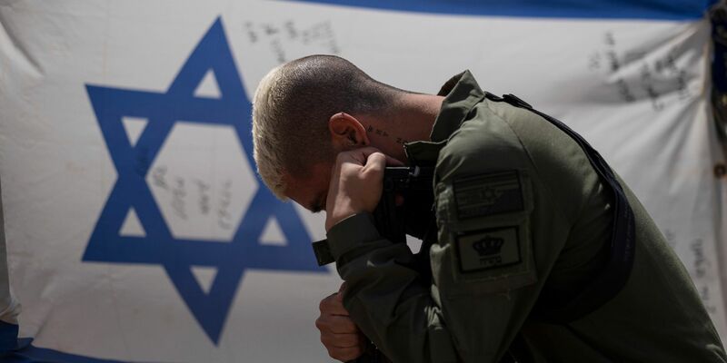 Ein israelischer Soldat mit dem Siegeszeichen: «Israel weist die verabscheuungswürdigen und unmoralischen Anschuldigungen gegen die IDF (Israelische Streitkräfte) zurück». - Foto: Leo Correa/AP/dpa