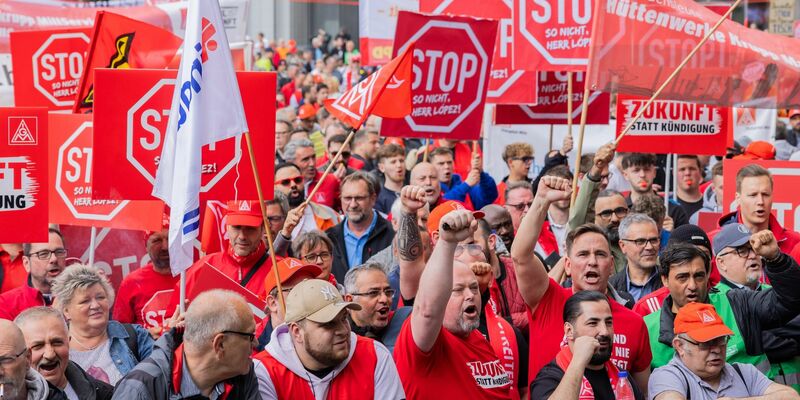 Mitarbeitende stehen bei einer Demonstration vor der Konzernzentrale von Thyssenkrupp. - Foto: Rolf Vennenbernd/dpa