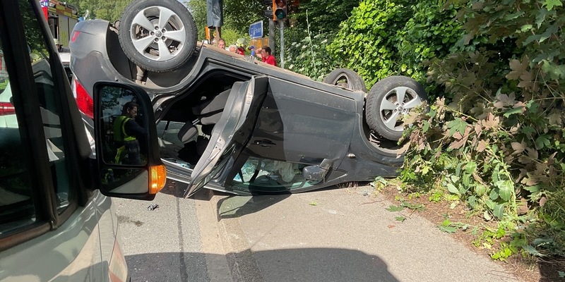 FW-DO: Ersthelfer verletzt sich, als er einem verunfallten PKW Fahrer hilft - Foto: presseportal.de