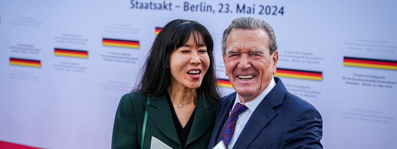Auch der frühere Bundeskanzler Gerhard Schröder und So-yeon Schröder-Kim nahmen beim Staatsakt in Berlin teil. - Foto: Kay Nietfeld/dpa