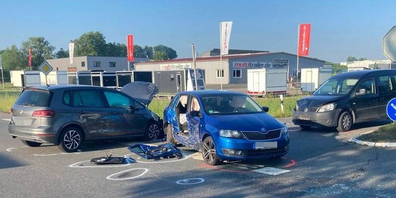 POL-HX: Verkehrsunfall mit drei Pkw und drei Verletzten - Foto: presseportal.de
