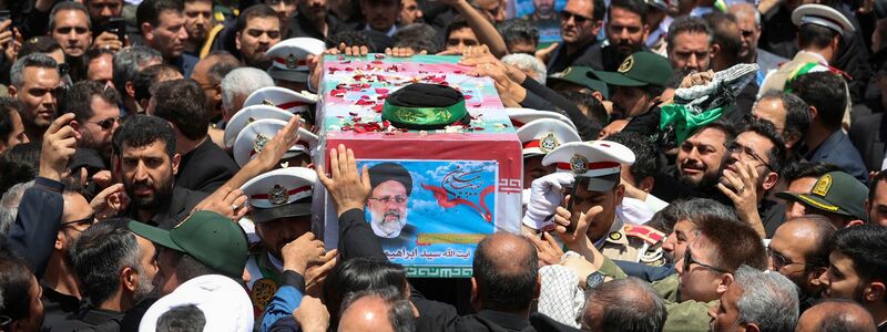 Der tödlich verunglückte iranische Präsident Ebrahim Raisi wurde in seiner Heimatstadt Maschhad beigesetzt. - Foto: Uncredited/Iranian Presidency Office/AP/dpa