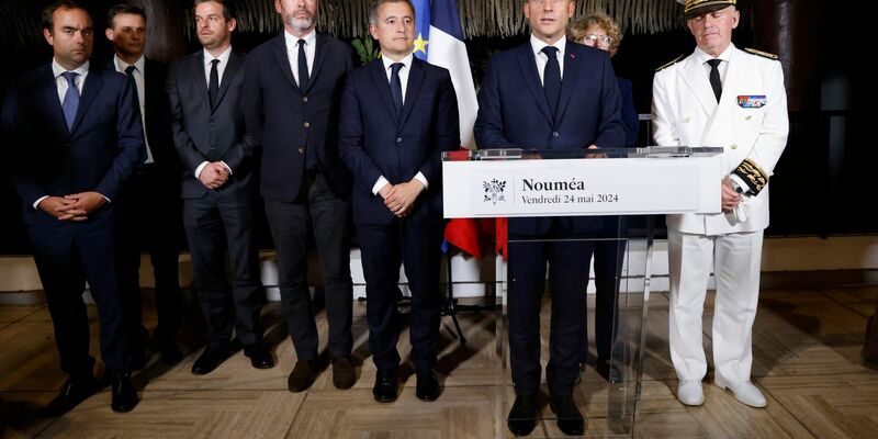Der französische Präsident Emmanuel Macron (2.v.r) hält eine Rede in der Residenz des Hochkommissars von Neukaledonien. - Foto: Ludovic Marin/POOL AFP/AP/dpa