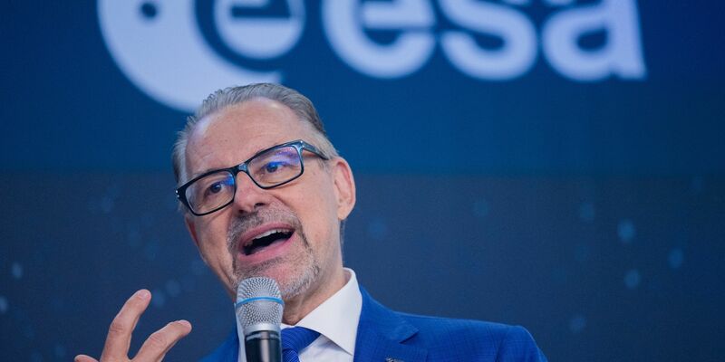 Wenn eine Nation Anti-Satellitenwaffen einsetze, erzeuge dies Trümmer, die auch eigene Satelliten gefährdeten, sagt Esa-Chef Josef Aschbacher. - Foto: Rolf Vennenbernd/dpa