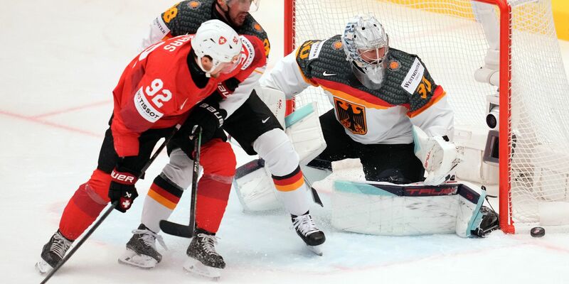 Musste sich gegen die Schweizer Mannschaft geschlagen geben: Der deutsche Torhüter Philipp Grubauer (r) - Foto: Darko Vojinovic/AP/dpa