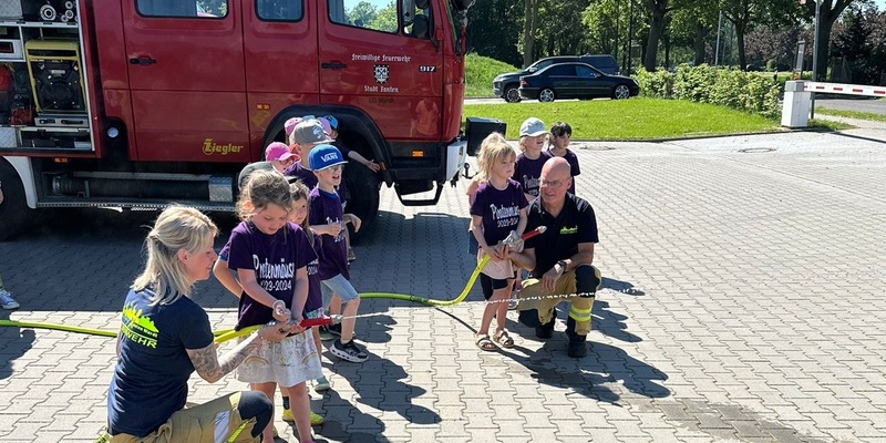 FW Xanten: Kindertagesstätte Seestern zu Gast bei der Einheit Wardt - Foto: presseportal.de