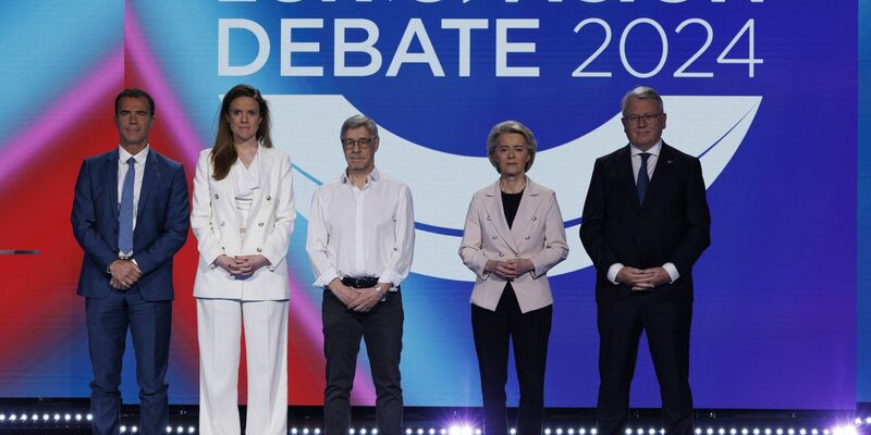 EU-Kommissionspräsidentin Ursula von der Leyen (2.v.r.) musste sich bei einer Debatte in Brüssel erklären. - Foto: Nicolas Maeterlinck/Belga/dpa