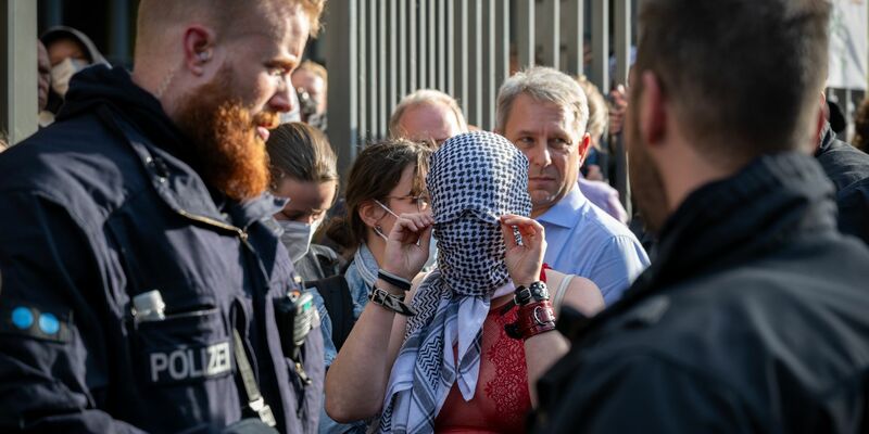 Die Räumung der von propalästinensischen Aktivisten besetzten Teile der HU hat begonnen. - Foto: Soeren Stache/dpa