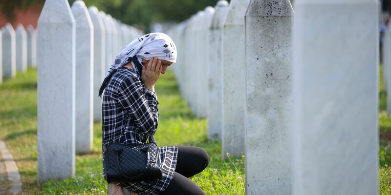 Dem Massaker von Srebrenica im Zuge des Bosnien-Kriegs fielen 8000 bosnische Muslime zum Opfer. - Foto: Armin Durgut/AP/dpa