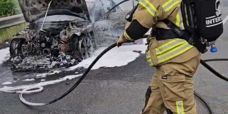 FW-OLL: Brand auf der Autobahnausfahrt: Mercedes geht in Flammen auf - Foto: presseportal.de