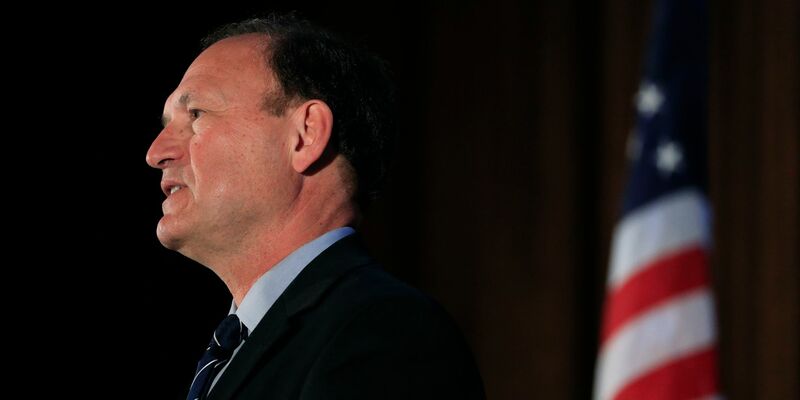 Steht wegen umstrittener Flaggen in der Kritik: Supreme-Court-Richter Samuel Alito. - Foto: Jae C. Hong/AP/dpa