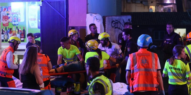Rettungsdienste sind nach dem Einsturz eines Gebäudes am Strand von Palma im Einsatz. - Foto: Isaac Buj/EUROPA PRESS/dpa