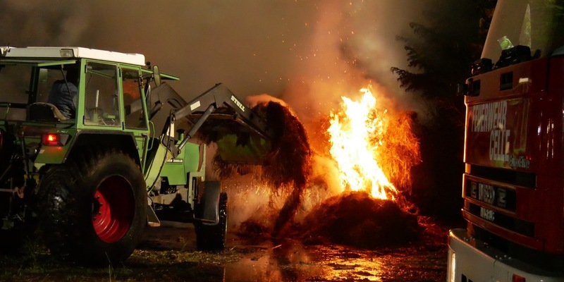 FW Celle: 200 Rundballen brennen in Garßen - Strohmiete in Vollbrand! - Foto: presseportal.de