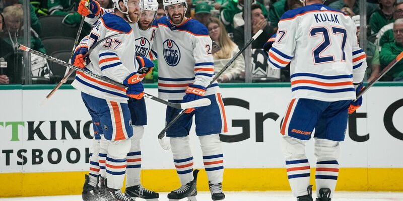 Leon Draisaitl (2.v.l.) und die Oilers gewannen in Dallas. - Foto: Tony Gutierrez/AP