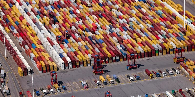 Die Gewerkschaft Verdi ruft die Beschäftigten im Hamburger Hafen zu Warnsteiks auf, - Foto: Christian Charisius/dpa