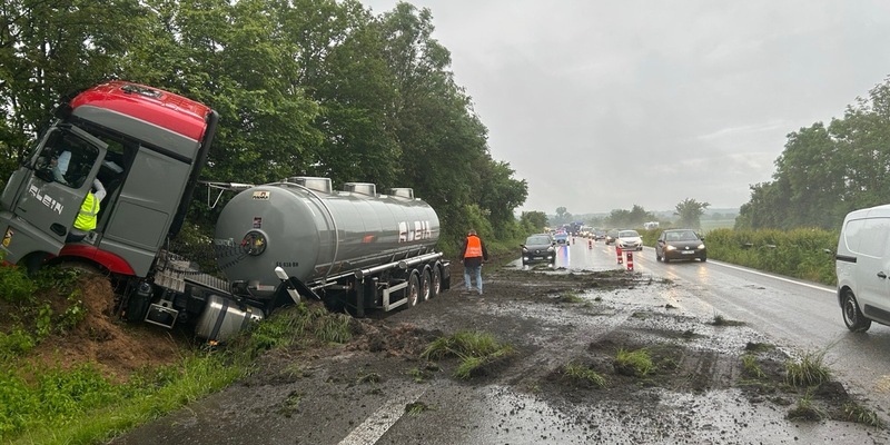 POL-PDLD: Verkehrsbeeinträchtigung - Lkw fährt in den Graben - Foto: presseportal.de