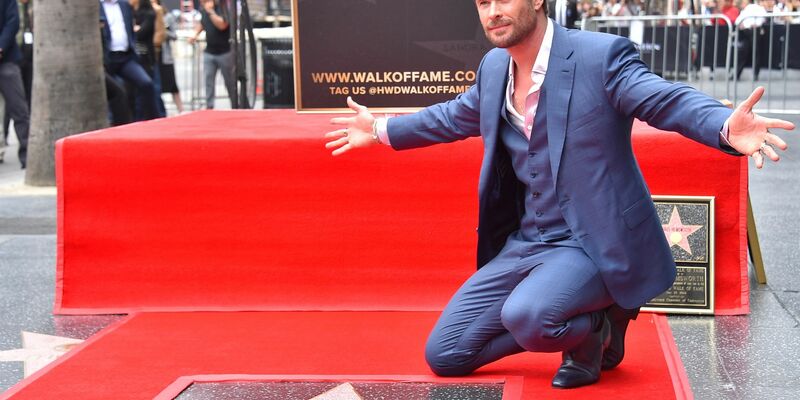 Chris Hemsworth mit seinem Stern auf dem Hollywood Walk of Fame. - Foto: Jordan Strauss/Invision/AP/dpa