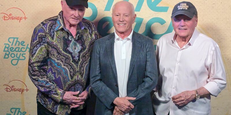 Regisseur Frank Marshall (M) mit den «Beach Boys» Mike Love (l) und Bruce Johnston in den Abbey Road Studios in London. - Foto: Philip Dethlefs/dpa