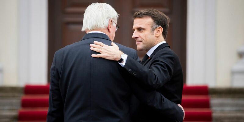 Bundespräsident Frank-Walter Steinmeier (l.) begrüßt Emmanuel Macron vor einem Gespräch Ende Januar am Schloss Bellevue. - Foto: Christoph Soeder/dpa