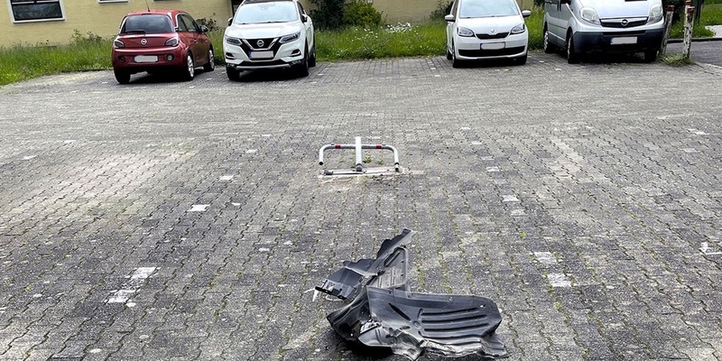 POL-PPWP: Bei Unfallflucht Teil des Unterbodens verloren - Foto: presseportal.de