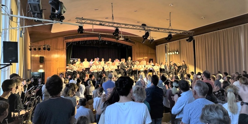 POL-HI: Gemeinsame Pressemeldung der Michelsenschule und der Polizeiinspektion Hildesheim// Benefizkonzert des Polizeiorchesters und der Juniorband vor großer Kulisse - Foto: presseportal.de