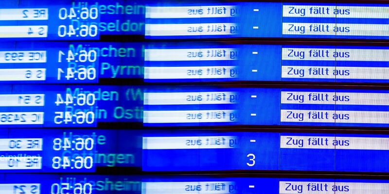 «Zug fällt aus» ist auf einer Anzeige im Hauptbahnhof Hannover zu lesen. 2023 kam das oft vor. - Foto: Moritz Frankenberg/dpa