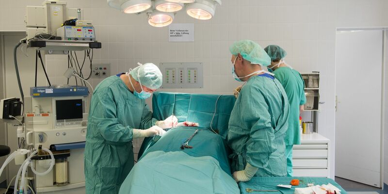 Ärzte wechseln einen Herzschrittmacher aus. Herzkrankheiten zählen zu den häufigsten Todesursachen. - Foto: Maurizio Gambarini/dpa