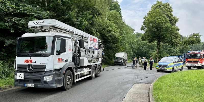 FW Hünxe: Transporter brennt auf Rastplatz - Ersthelfer löschen mit Lkw - Foto: presseportal.de