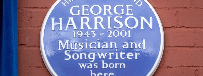 Die blaue Gedenktafel erinnert an George Harrison. - Foto: James Speakman Media Assignments/PA Wire/dpa